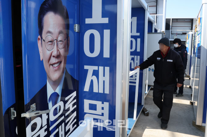 [포토]대선 한달 앞으로, 선거유세 앞둔 선거유세차량개조업체 구슬땀