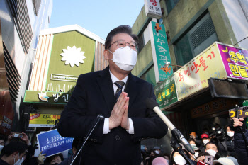 이재명, ‘국가신용도 걱정’ 홍남기에 “탁상행정” 거듭 비판