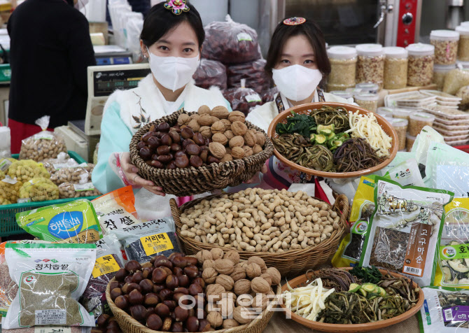 [포토] 부럼·오곡밥 등 먹거리 할인판매