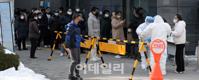 [포토]하루 확진자 첫 5만명 육박…오늘(9일)부터 자가격리 ‘7일’ 통일