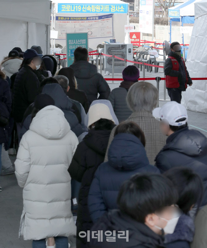 [포토]코로나 신규확진 4만9567명, 5만명 코앞…하루새 1만3000여명 증가