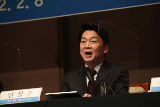 안철수 "공식선거운동, 포털·유세차 계약…끝까지 간다"