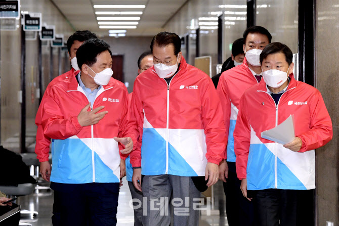 [포토]선대본-원내지도부 연석회의 참석하는 권영세-김기현
