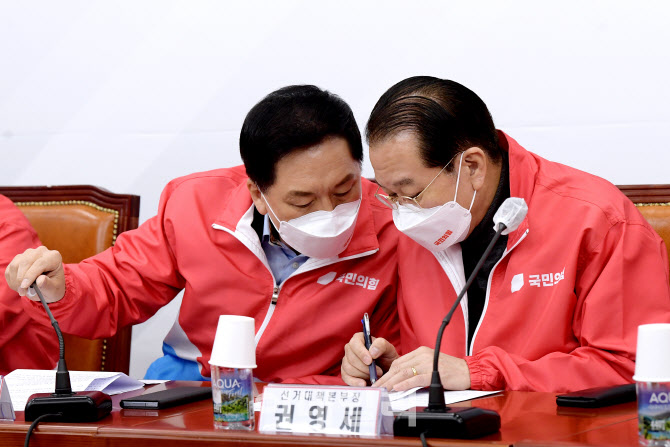 [포토]선대본-원내지도부 연석회의, '대화하는 권영세-김기현'