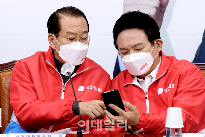 [포토]선대본-원내지도부 연석회의, '대화하는 권영세-원희룡'