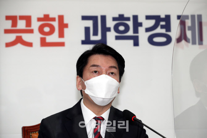 [포토]안철수, '공식 선거운동 준비...유세차 계약 완료'