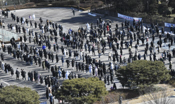 “무차별적인 확산”…서울 확진자 이틀째 1만명대(종합)