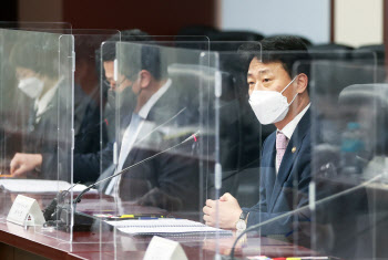“물가 강력 대응” 큰소리 쳤는데…유가 100달러에 쓸 카드 제한적