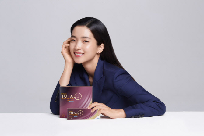 알콘, '데일리스 토탈원 워터렌즈' 광고모델로 배우 김태리 발탁