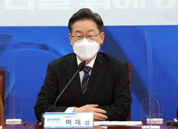 이재명, `기본소득·4년 중임제` 10대 공약에 담아 선관위 제출