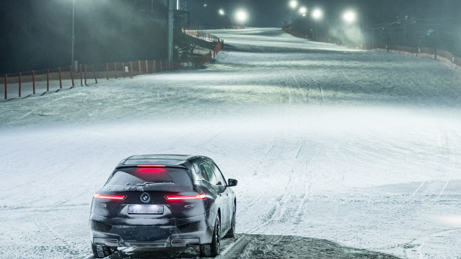 BMW iX, 양산 순수전기차 세계 최초 스키 슬로프 등반