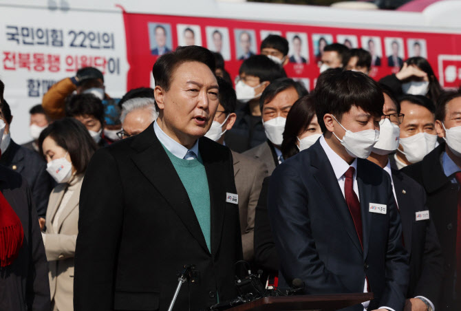 `보수 불모지` 호남 내려간 윤석열…지역 발전·국민 통합 약속