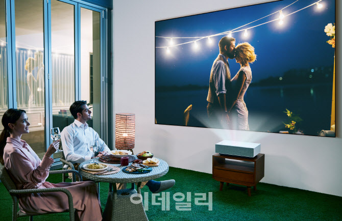 "OTT 초대형 화면으로"…LG 시네빔 레이저 4K 프로젝터 신제품 2종 출시