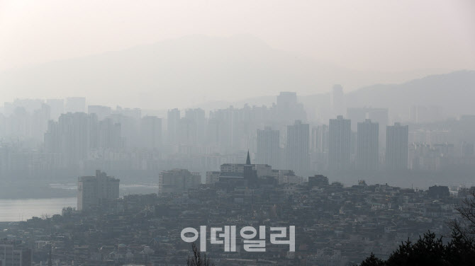 [포토]초미세먼지주의보 발령..."실외활동 자제하세요"