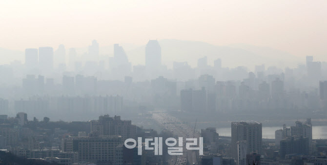 [포토]초미세먼지 농도 '나쁨'…초봄 같은 온화한 날씨