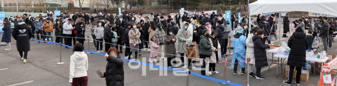 [포토]신규확진 5만6천431명, 주말에도 역대최다…나흘째 5만명대