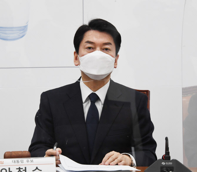 눈물 보인 안철수, 코로나19 음성 판정…"업무 정상 복귀"