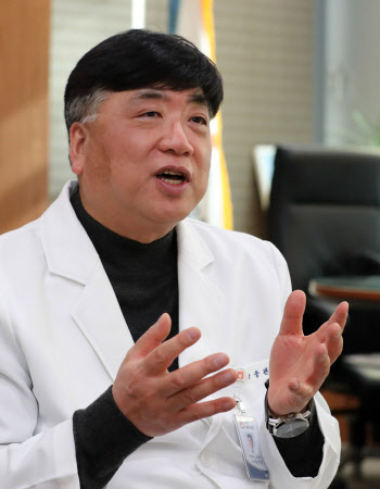 ①“5년 주기로 새 감염병 등장…전문의·병동 당장 늘려야”