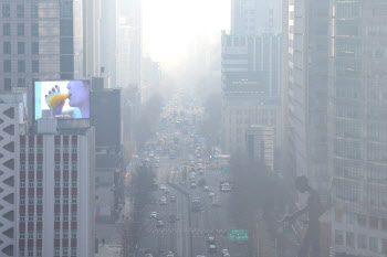 주말 내내 뿌옇던 하늘…서울시, 오후 9시 초미세먼지 주의보 해제