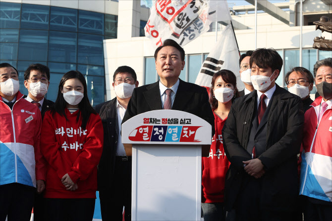 15일 본격 선거운동 개막전…李는 '부산행' 尹은 '서울행'