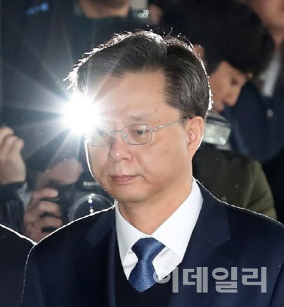 우병우, 5년간 변호사 못한다…법무부, 변협에 등록취소 명령