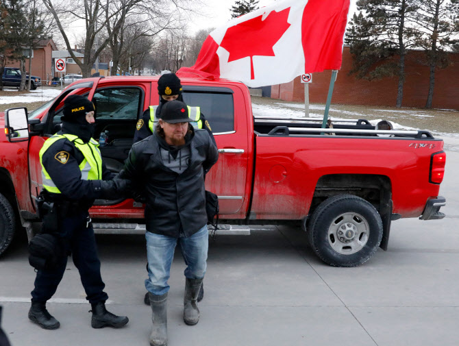 미-캐나다 다리 점거 시위대 6일 만에 해산…다른 곳은 '진행 중'