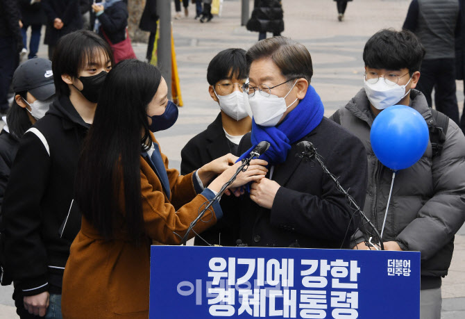 [포토]'파란 목도리 두르는 이재명'