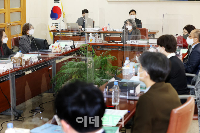 [포토]자문위원들과 인사 나누는 김영란 위원장