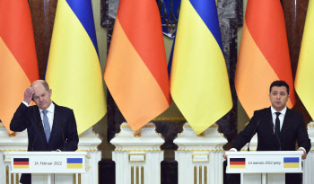 우크라 대통령 "나토 가입 포기 안해"…커지는 전쟁 공포