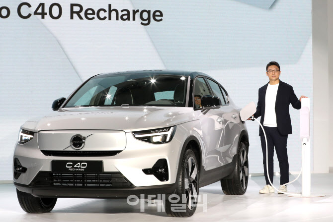 [포토]샤프한 디자인과 SUV 실용성을 갖춘 볼보 'C40 리차지'