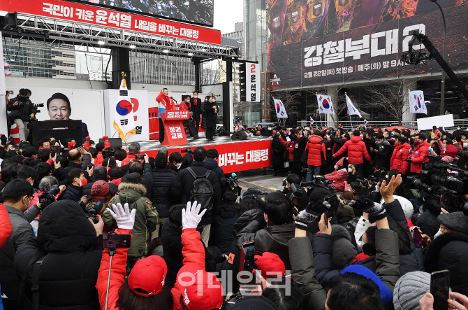 [포토]선거운동 시작, '지지 호소하는 윤석열'