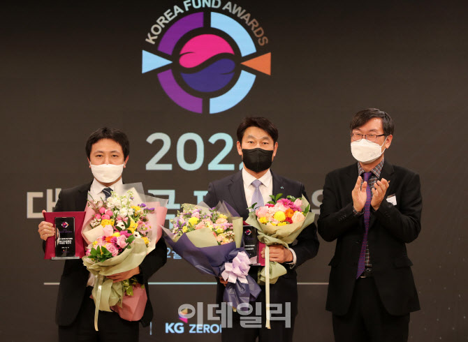 [포토]IBK자산운용, '2022 대한민국 펀드어워즈' 국내채권부문-최우수펀드매니저상 2관왕