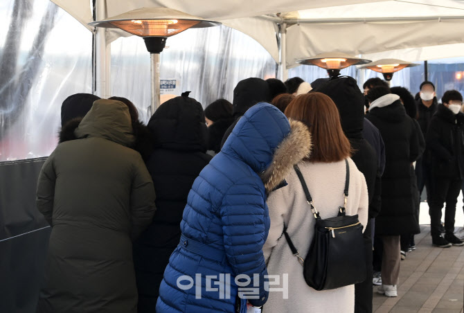 [포토]신규확진 9만443명…하루새 3만3천여명 늘어 '10만명 눈앞'