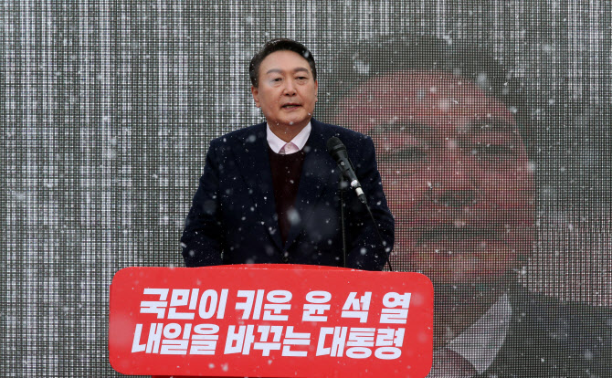 `민주당 텃밭` 광주 간 윤석열 "지역주의 깨고 국민통합"