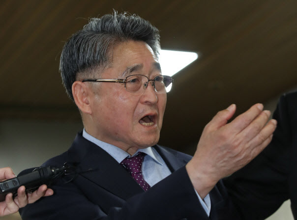 "5.18 북한군 소행" 지만원, 2심도 징역 2년…법정구속 면해