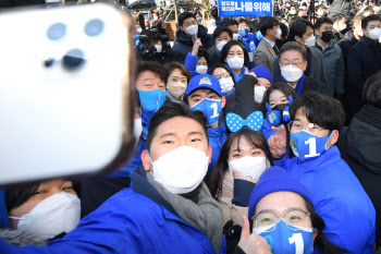 오미크론 비상…확진자 9만에도 '와글와글' 선거유세