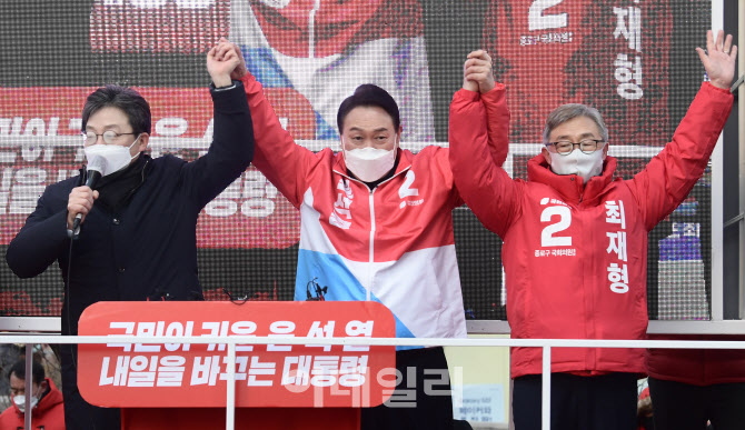 [포토]윤석열-유승민-최재형, '유세차 올라 지지 호소'