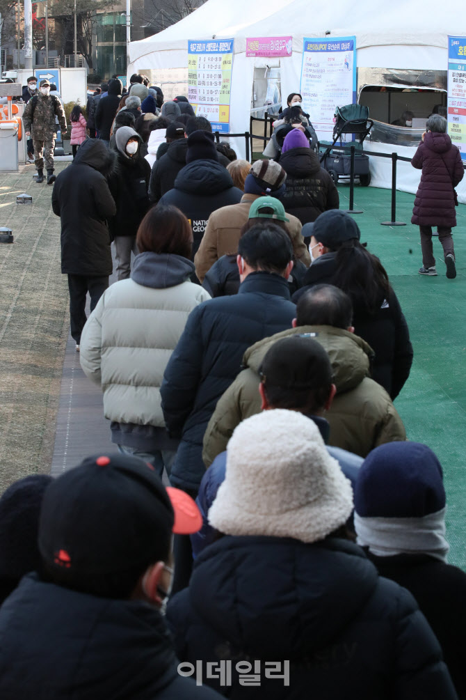 [포토]코로나19 국내 신규 확진자수 첫 10만명 돌파