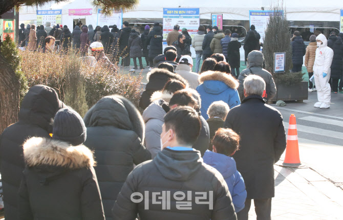 [포토]코로나19 신규 확진자수 첫 10만명 돌파