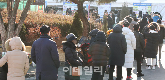 [포토]코로나19 하루 확진자, 첫 10만명 돌파