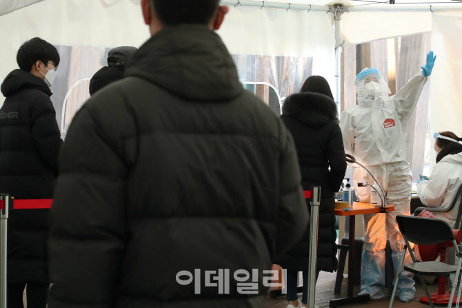 [포토]코로나19 10만명…지쳐가는 의료진들