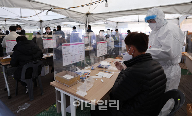 [포토]코로나19 신속항원검사 받는 시민들