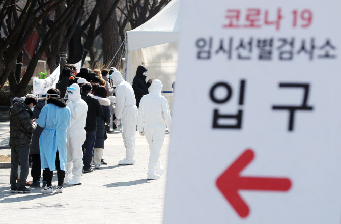 군 코로나19 확진자 하루 600명 넘어…역대 최다