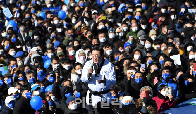 [포토]이재명, '프로에게 맡겨달라'