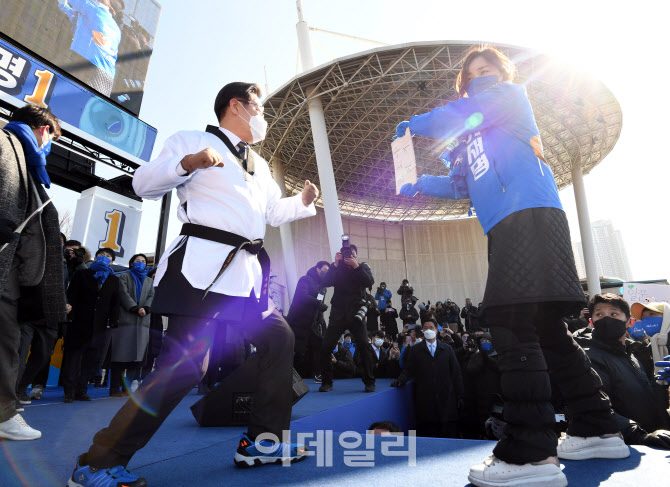 [포토]공약 9단 이재명, '코로나 위기 격파'