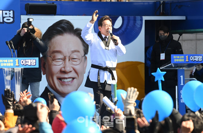 [포토]수원 유세, '지지 호소하는 이재명'