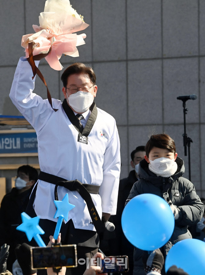 [포토]수원 유세, '꽃다발 받은 이재명'