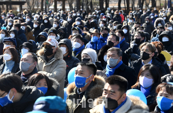 [포토]'이재명 유세 바라보는 시민들'