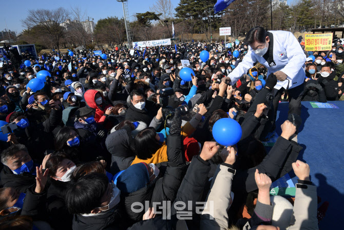 [포토]'수원 시민들과 인사하는 이재명'