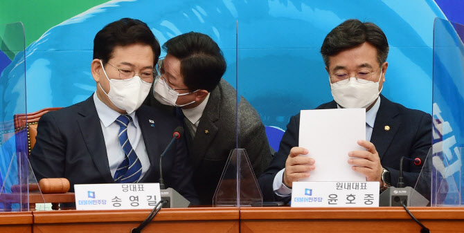 與 "대장동은 `윤석열 게이트`…검사 능력마저 무능"